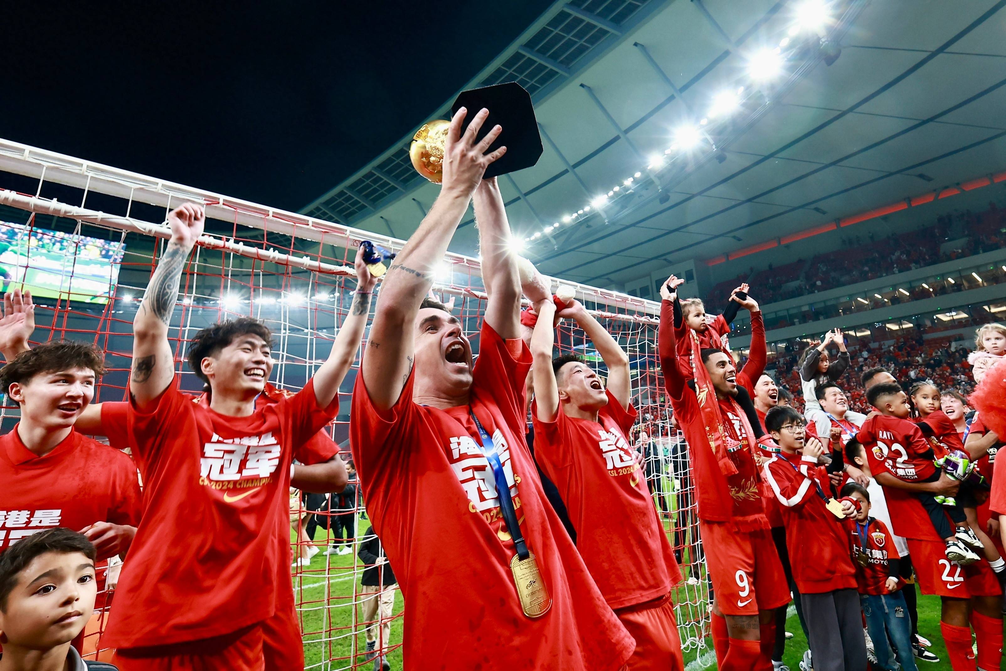 海港重伤倒地，申花全队围拢祈祷，场面感人的简单介绍